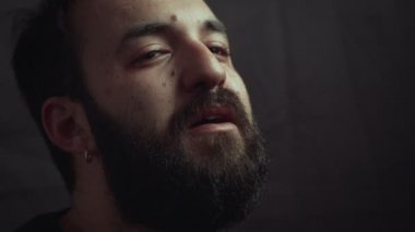 karanlıkta yalnız ağlayan Desperate depresif sakallı adam yakın