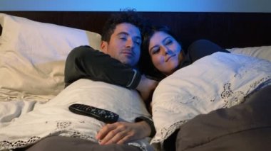 Mutlu rahat portresi yatakta tv izlerken bir çift evli