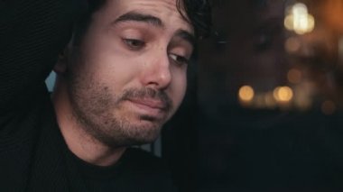 pencerede Sad depresif çekici adam yakın. Karısı onu terk etti.