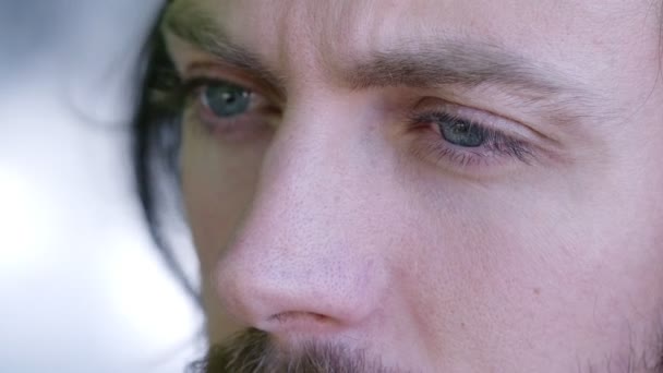 Konsantre Çekici Genç Adamın Gözleri Kadar Yakın Açık — Stok video