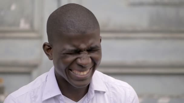Zbliżenie Portret Atrakcyjny African American Młody Człowiek Śmiech Wolnym Powietrzu — Wideo stockowe
