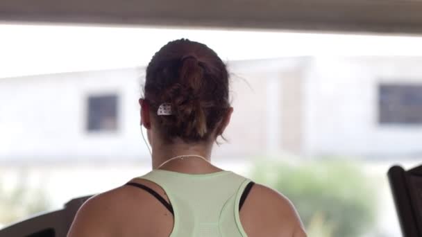 トレッドミル上で実行している若いスポーティーな女性 フィットネス トレーニング スローモーション — ストック動画