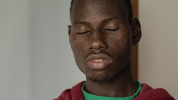 Joven Africano Solitario Pensativo Apoyado Pared — Vídeo de stock