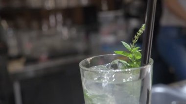 Mojito kokteyl close-up.rom, kireç, nane, buz ve kahverengi şeker çöktü 
