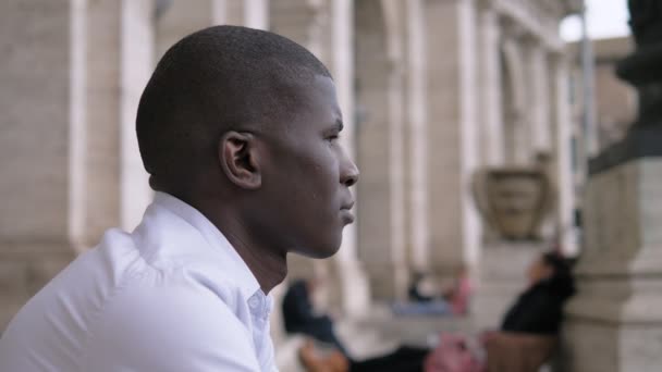 Portret Van Charmante African American Young Man Uitziende Pensive Ernstige — Stockvideo