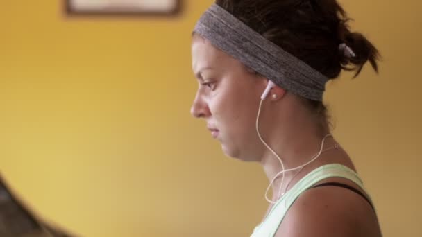 Eğitim Konsantrasyon Çaba Spor Salonunda Koşu Bandı Üzerinde Fit Woman — Stok video