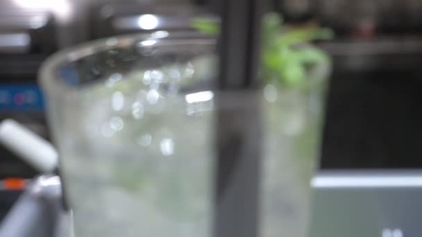 Mojito Koktejl Pultu Baru Koktejl Bar Večírek — Stock video