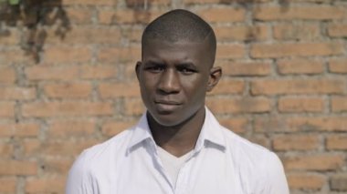 reddedilme, inkar, gurur. Genç Afrikalı adam baş yavaş hareket ile 