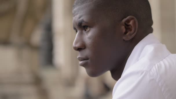 Гордый Молодой Чернокожий Мужчина Поворачивается Глядя Камеру — стоковое видео