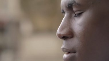 Gözlerini kapatan siyah adamı kapatın. Gözlerini açan Afro-Amerikan erkek kişi
