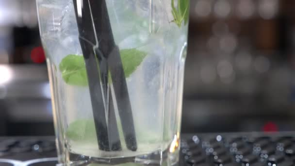 Kaltgetränkglas Mit Minze Limette Rum Und Eis Mojito Cocktail — Stockvideo