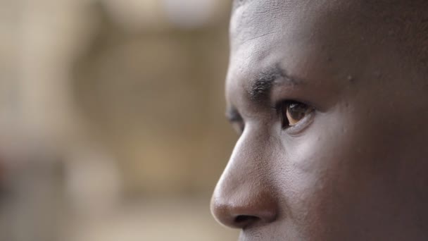 Close Black African Man Looking Sky Uomo Nero Guardando Verso — Video Stock