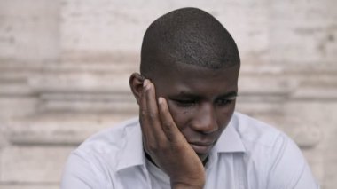 Düşünceli ve Hayal Kuran siyah Adam Düşünme. Pensive afrikalı amerikalı adam