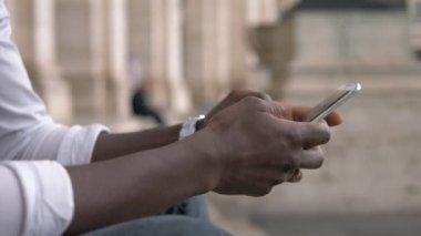 çekici genç siyah adam akıllı telefon kullanma 