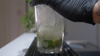 barmen lezzetli mojito hazırlanıyor. Geleneksel Küba kokteyl-yavaş hareket