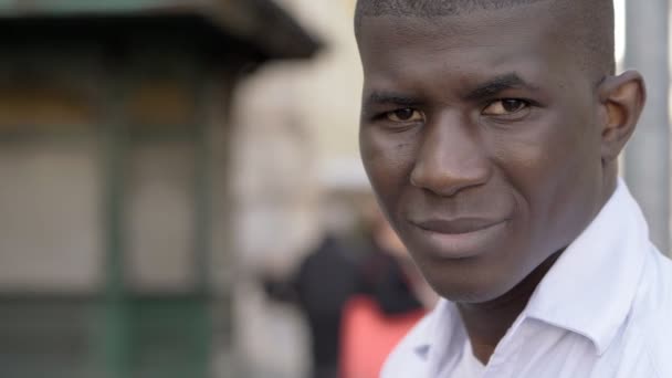 Африканский Американец Привлекательный Молодой Человек Городе Улыбается Замедленной Съемке — стоковое видео