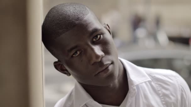 Λυπημένος Και Σκεπτικός Νέος Αφρικανός Αμερικανός Άνθρωπος Κοιτάζοντας Κάμερα Υπαίθριος — Αρχείο Βίντεο