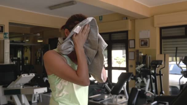 Koşu Bandıüzerinde Yorgun Kadın Bir Havlu Ile Yüzünü Kurutma Çaba — Stok video