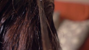 Kuaför Eller Saç Boyası Boyama Esmer -Closeup uygulayarak