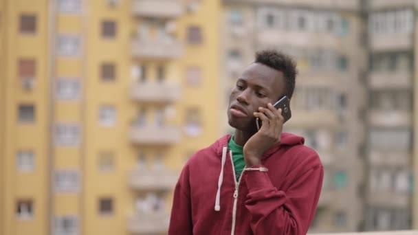 Jeune Noir Africain Parlant Par Téléphone Dans Ville Communication Technologie — Video