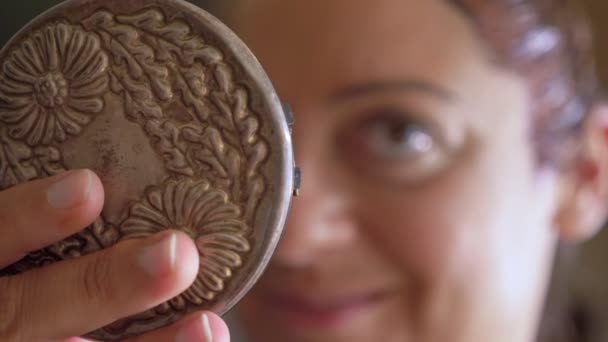 Jeune Femme Avec Teint Tête Miroir Souriant — Video