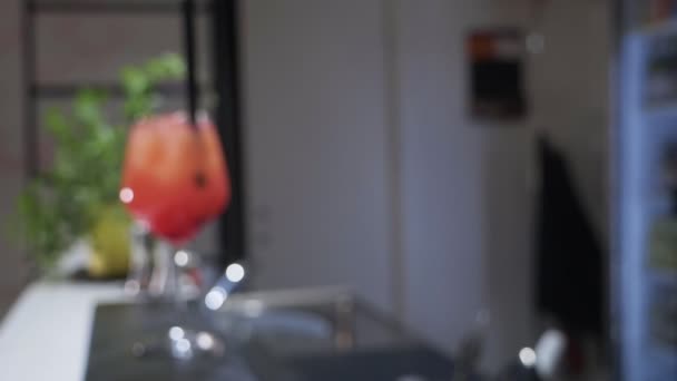 Bar Cocktails Savoureux Réfringant Contre Stable Ralenti Cames — Video