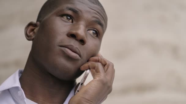 Afro Amerikan Genç Şehirde Cep Telefonu Yla Konuşurken Yakın Çekim — Stok video