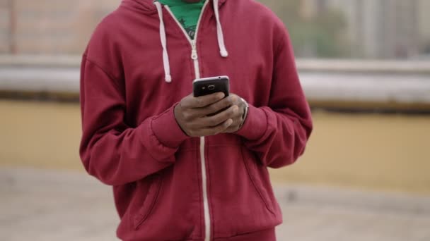 Привлекательный Молодой Черный Мужчина Помощью Смартфона — стоковое видео