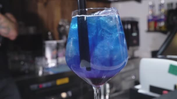 Blauer Cocktail Gläser Auf Dem Tresen Nachtclub Party Cocktails Zeitlupe — Stockvideo