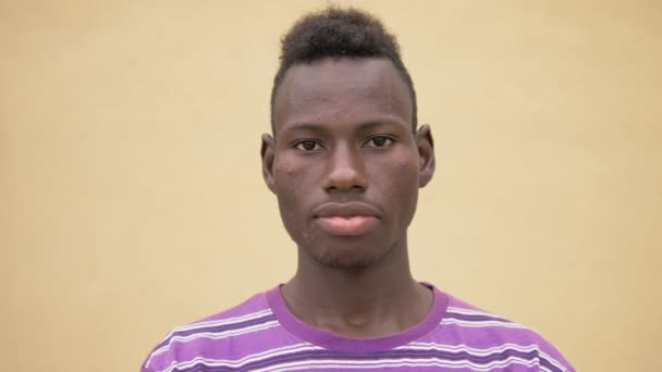 Joven Negro Hombre Sonriendo Aire Libre — Vídeos de Stock