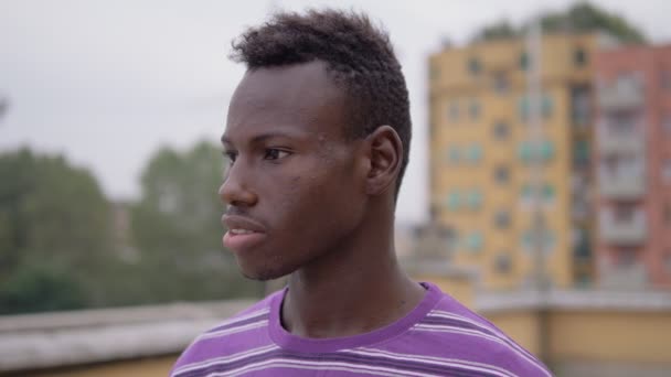 Jeune Homme Noir Souriant Extérieur — Video
