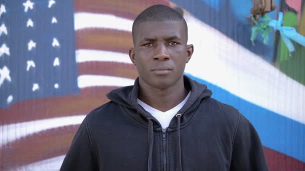 Büszke Fekete Amerikai Fiatalember Átkelés Karját Városi Háttér — Stock videók