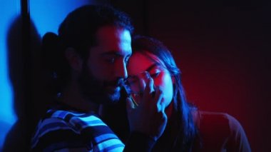 Tutku, cazibe, gece hayatı.şehvetli aşıklar gece kulübünde içki içip flört ediyor