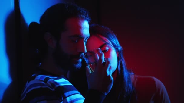 Leidenschaft Attraktion Nachtleben Sinnliche Liebhaber Trinken Und Flirten Nachtclub — Stockvideo