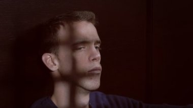 Depresif düşünceli çekici adam yalnız karanlık düşünme