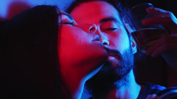 Aşıklar Bir Gece Kulübünde Alkol Içerek Oynarken Flört Duygusallık Gece — Stok video