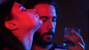  Seks, çekim, baştan çıkarma. Sevgi dolu tutkulu Çift karanlıkta içme