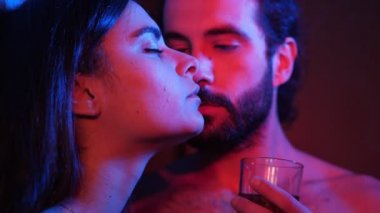 Genç seksi aşıklar öpüşüyor, karanlıkta flört ediyor. Çekicilik, seks, flört.