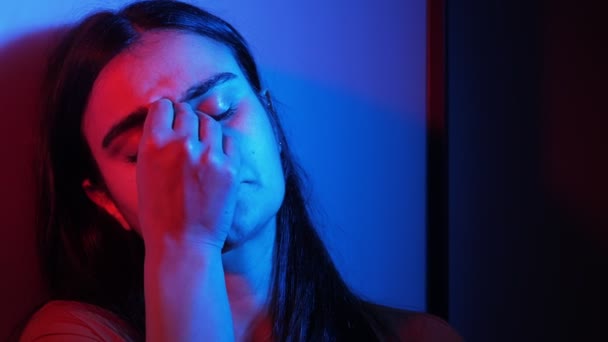 Gece Kulübünde Yalnız Başına Genç Sarhoş Bir Kadın Kendini Kötü — Stok video