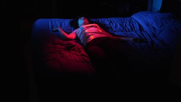 Triste Femme Seule Couchée Dans Son Lit Nuit Dépression Tristesse — Video