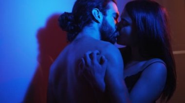 Tutku, çekim, duygusallık. Karanlıkta öpüşen genç çift