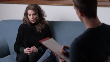 Stresli endişeli kesim kadın onun psikolog ile konuşurken. Terapi seansı
