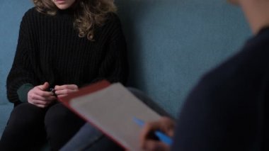 Psikolog tarafından oturum sırasında sinirli, endişeli kadının elleri