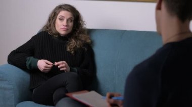 Üzgün endişeli bir kadın psikologuyla konuşuyor. Terapi seansı