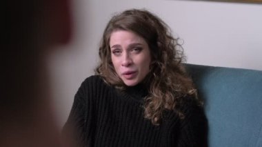 Depresif üzgün kadın ağlıyor ve onun psikolog ile konuşuyor. Terapi seansı