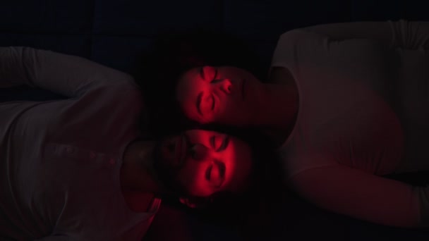 Les Jeunes Couples Regardent Vers Haut Nuit Dans Lit — Video