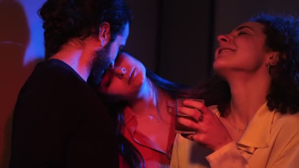 Polygamy Threesome Polyamory Flirting Three People Night Club — стоковое видео