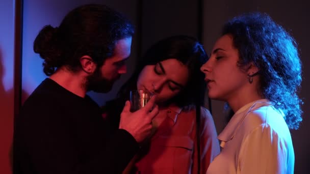 Drie Mensen Drinken Flirten Donkere Nachtclub Polygamie Drietal — Stockvideo