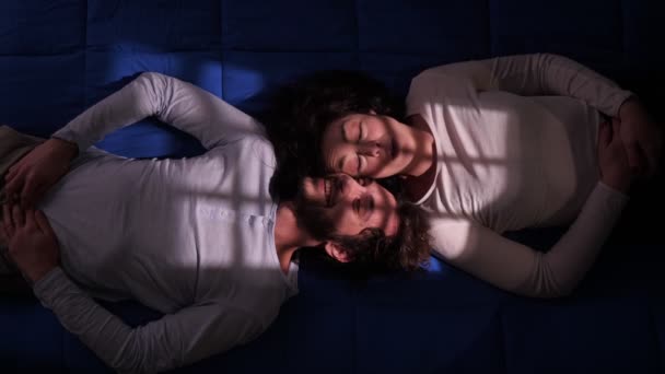 Zencide Yatakta Yatan Romantik Aşıklar Aşk Samimiyet Romantizm Top Görünümü — Stok video