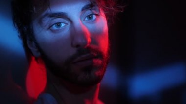 karanlıkta yalnız düşünceli üzgün genç adam.endişeler, yalnızlık